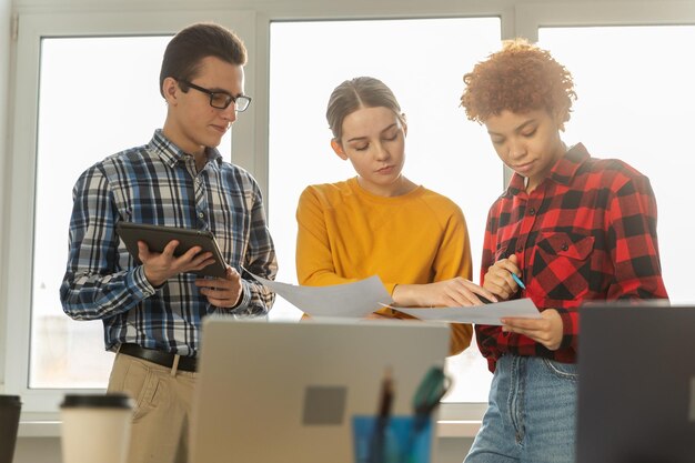 Photo portrait of business colleagues working at office