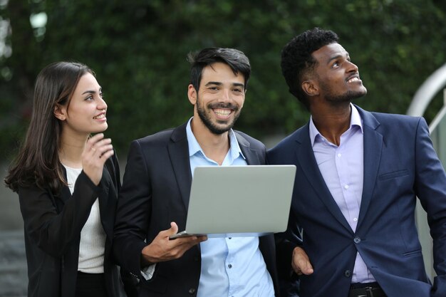 Photo portrait of business colleagues working at office