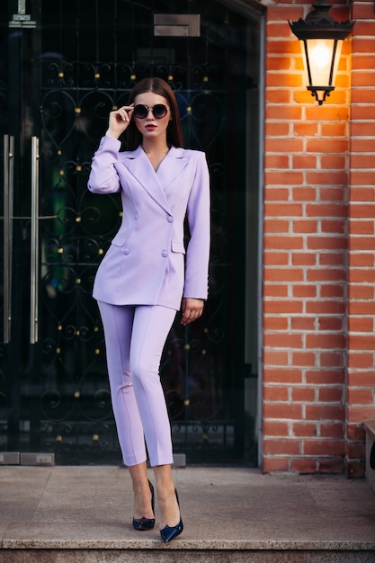 Photo portrait of a business lady with a determined look