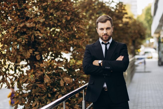 Foto ritratto di un uomo d'affari vicino al centro uffici