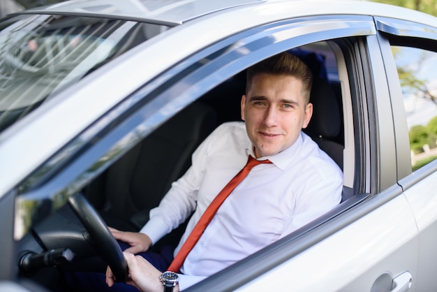 車の中でビジネスの男性の肖像画。