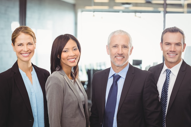 Photo portrait of business people smiling