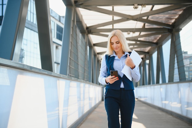 Photo portrait of a business woman using a cell phone