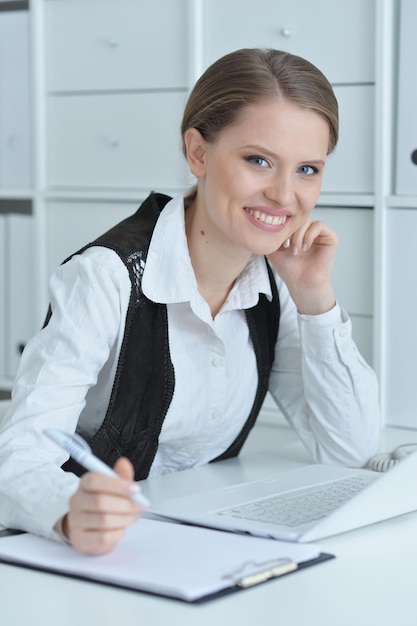 Портрет деловой женщины с ноутбуком