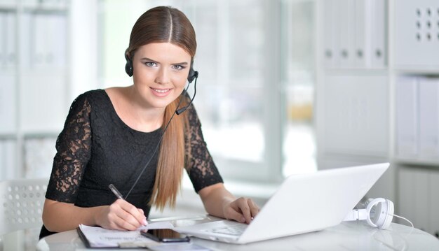 Photo portrait of a business woman with a laptop