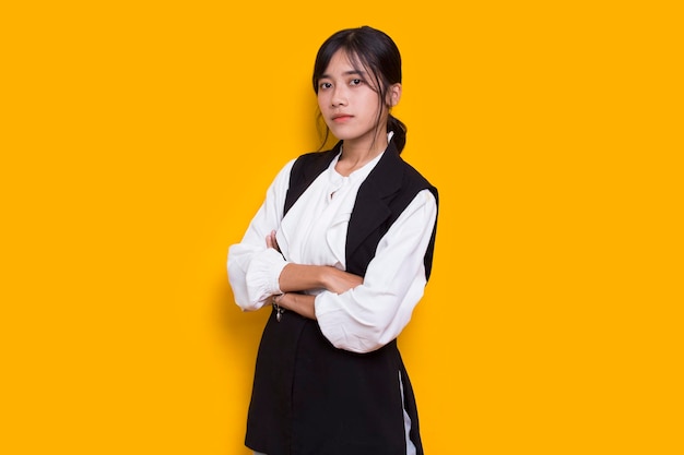 노란색 배경에 고립 된 비즈니스 젊은 아시아 여자의 초상화