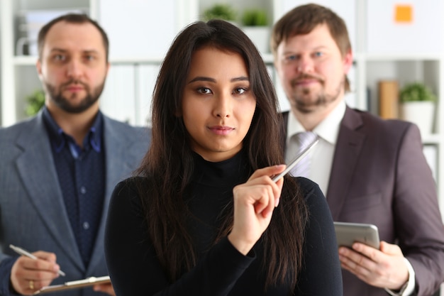 businessladyとオフィスで2人のビジネスマンの肖像画