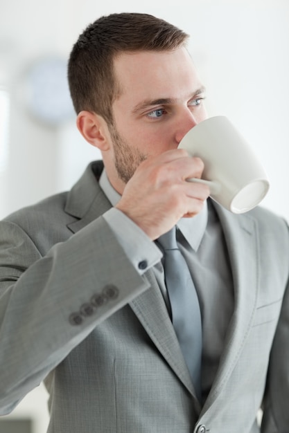 紅茶を飲むビジネスマンの肖像