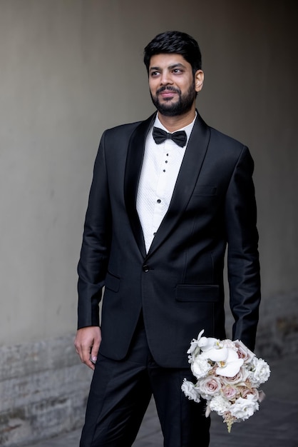 Photo portrait of businessman holding bouquet