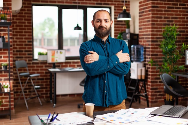 Photo portrait of businessman in office