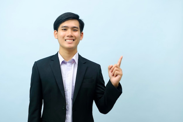 Photo portrait of businessman pointing and looking at camera