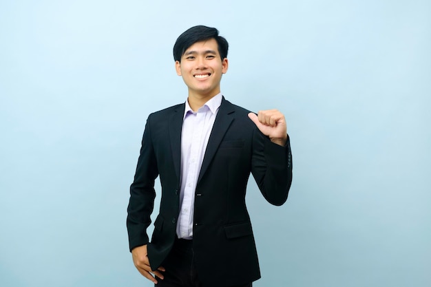 Photo portrait of businessman pointing thumb at himself