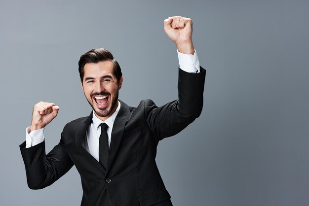 Photo portrait of businessman standing against gray background