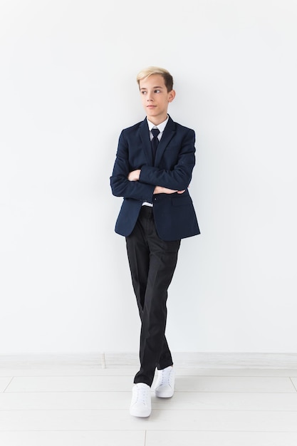 Photo portrait of businessman standing against white background