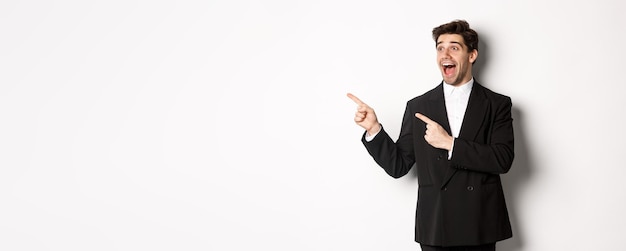 Photo portrait of businessman standing against white background