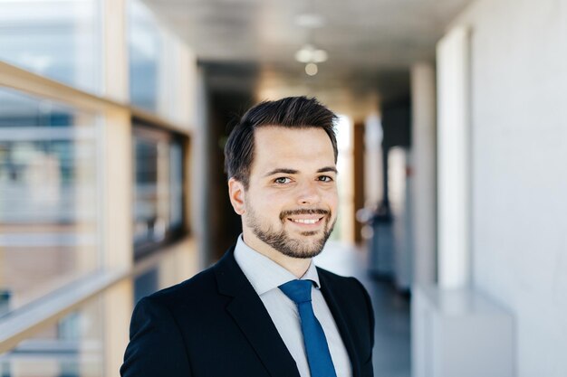 Photo portrait of businessman standing in office