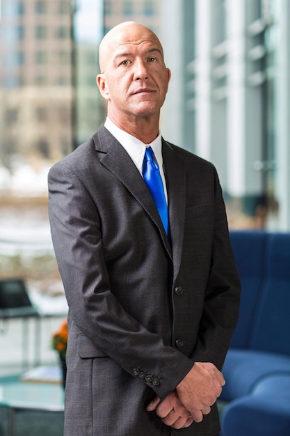 Photo portrait of businessman standing in office
