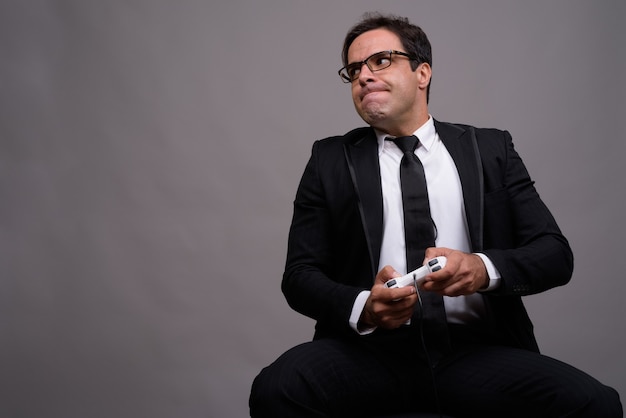 Photo portrait of businessman in suit playing games