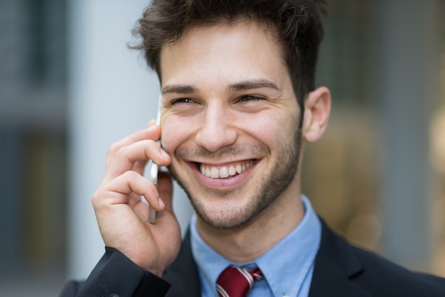 Портрет бизнесмена говорить по телефону