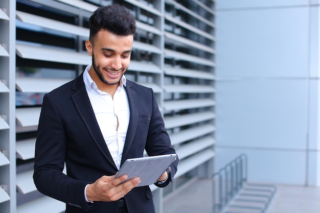 Photo portrait of businessman using mobile phone