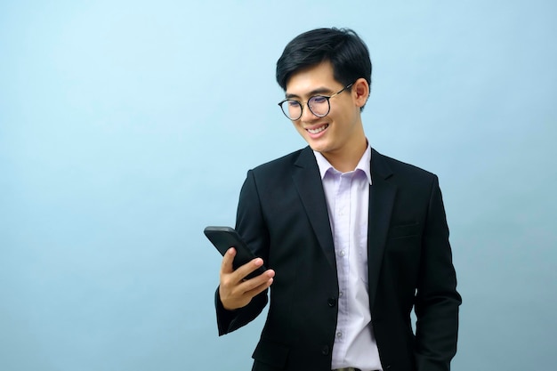 Photo portrait of businessman using smartphone