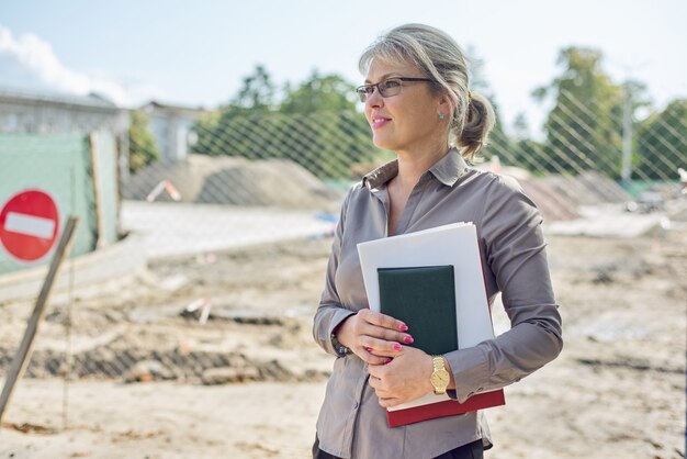 Foto ritratto della donna di affari sul cantiere che ripara strada