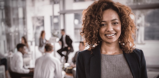 Photo portrait of businesswoman holding disposable coffee cup