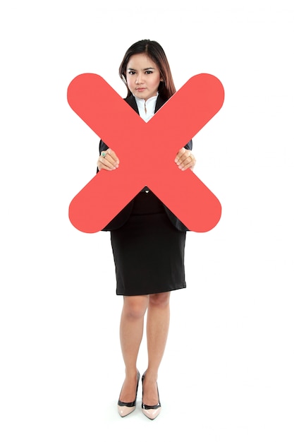 Photo portrait of businesswoman holding wrong sign