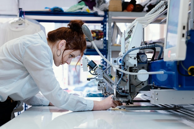 Foto proprietario di imprenditrice ritratto lavorando