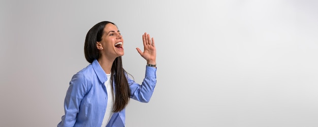 Foto ritratto di donna d'affari che urla estaticamente e gesticola mentre si trova isolato sullo sfondo imprenditrice donna vestita con abiti casual da lavoro che grida e celebra il successo