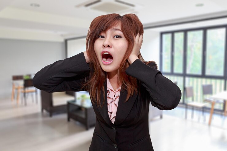 Photo 在辦公室站立時尖叫的女商人的肖像