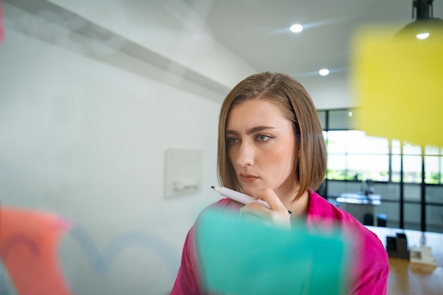 Foto ritratto di una donna d'affari che pensa mentre si trova di fronte a una tavola immacolata