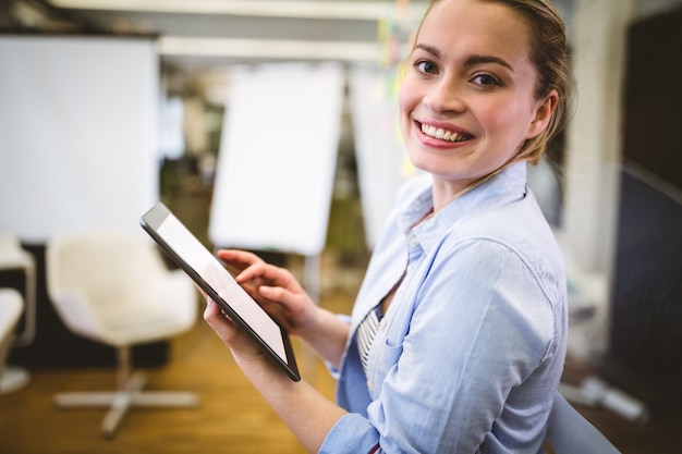 Photo portrait of businesswoman using digital tablet