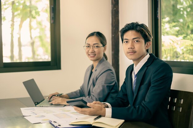 Photo portrait of businesswoman working at office