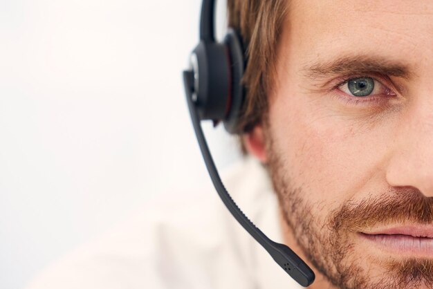 Foto ritratto di call center e uomo per il telemarketing o la consulenza del servizio clienti in ufficio consulente agente maschile e faccia con assistenza clienti auricolare e conversazione per aiuto e consigli