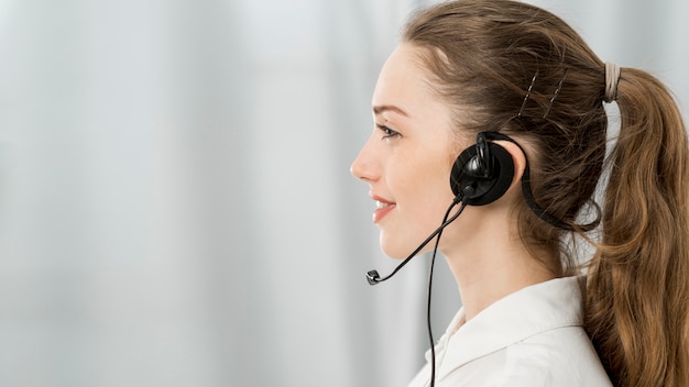 Photo portrait of call center woman