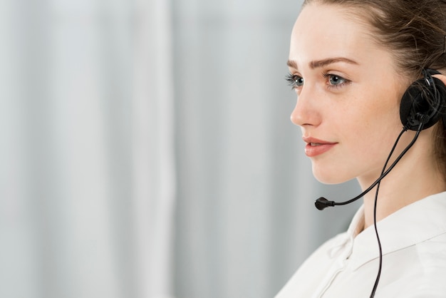 Photo portrait of call center woman