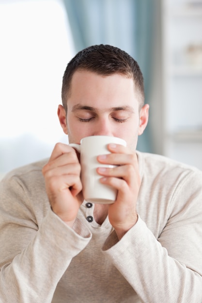 コーヒーを飲んだ穏やかな男の肖像