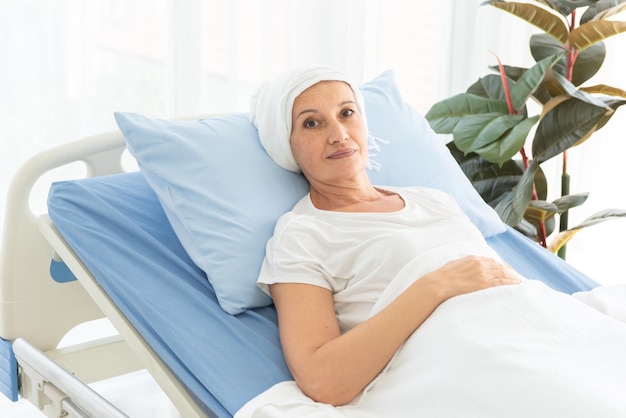 Foto ritratto di una donna malata di cancro sdraiata sul letto