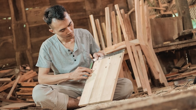 Ritratto di un falegname nel suo spazio di lavoro