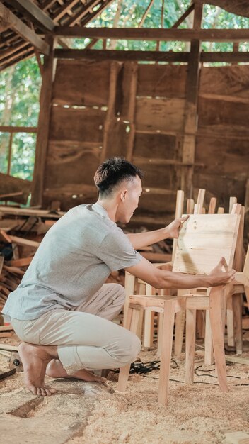 그의 작업 영역에서 목수의 초상화