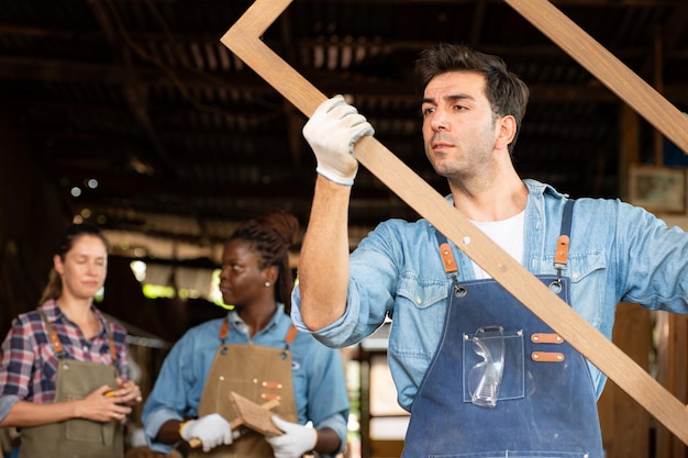 Портрет плотника-мужчины, стоящего перед коллегой в мастерской