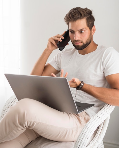 Photo portrait of casual male working from home