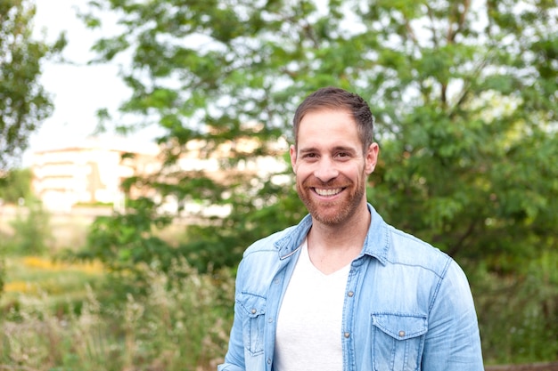 Photo portrait of a casual men in a park