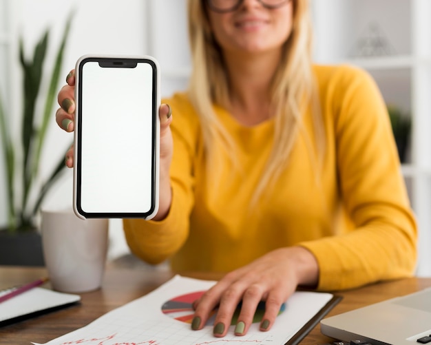 Foto ritratto di donna casual tenendo il telefono cellulare