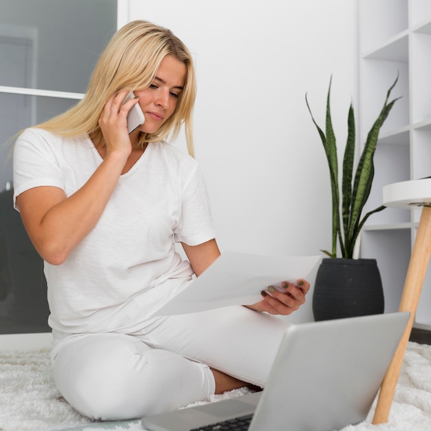 Ritratto di donna casual che lavora da casa