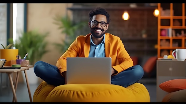 캐주얼하게 차려입은 긍정적인 인도 남자의 초상화가 오렌지색 빈백 푸프에 앉아 Generative Ai를 웃고 있습니다.