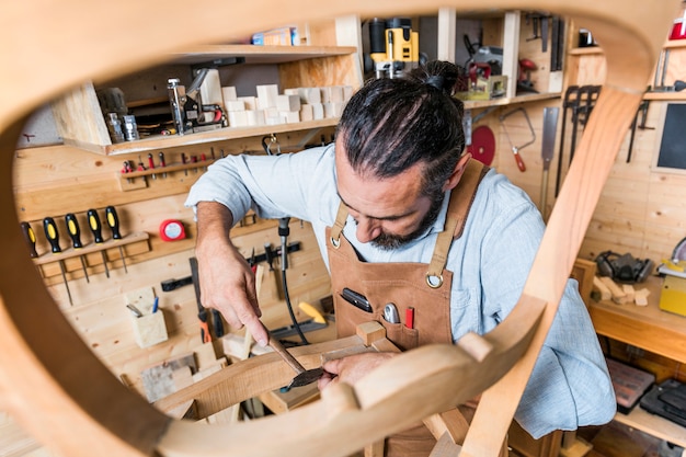 Foto ritratto di carpentiere caucasico al lavoro