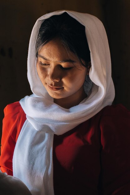 Photo portrait of cham ethnic girl in bau truc pottery village phan rang city ninh thuan province vietnam