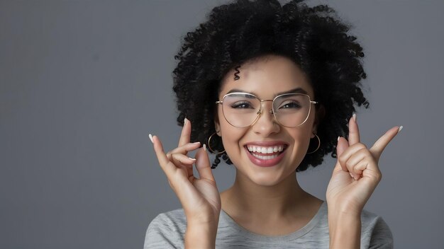 Photo portrait of charismatic and charming young african woman with curly hair wearing sylish spectacles